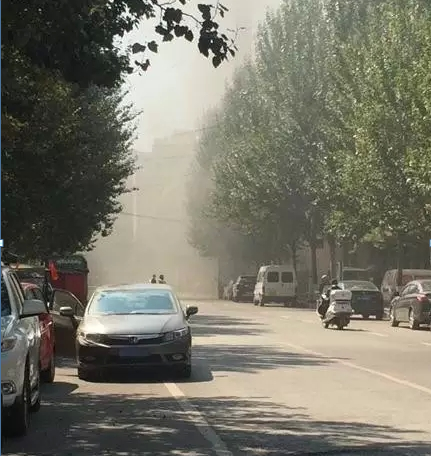 煙霧繚繞，廣告垃圾箱焚燒后現(xiàn)場